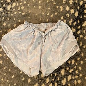 WHITE PATTERN LULU SHORTS 4”